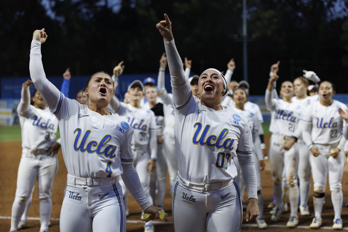 UCLA oyuncuları, Cuma günü Easton Stadyumu'nda oynanan süper bölgesel maçta UCLA'yı mağlup ettikten sonra kutlama yapıyor.