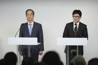 South Korean officials Han Dong-hoon and Han Duck-soo at a news conference.