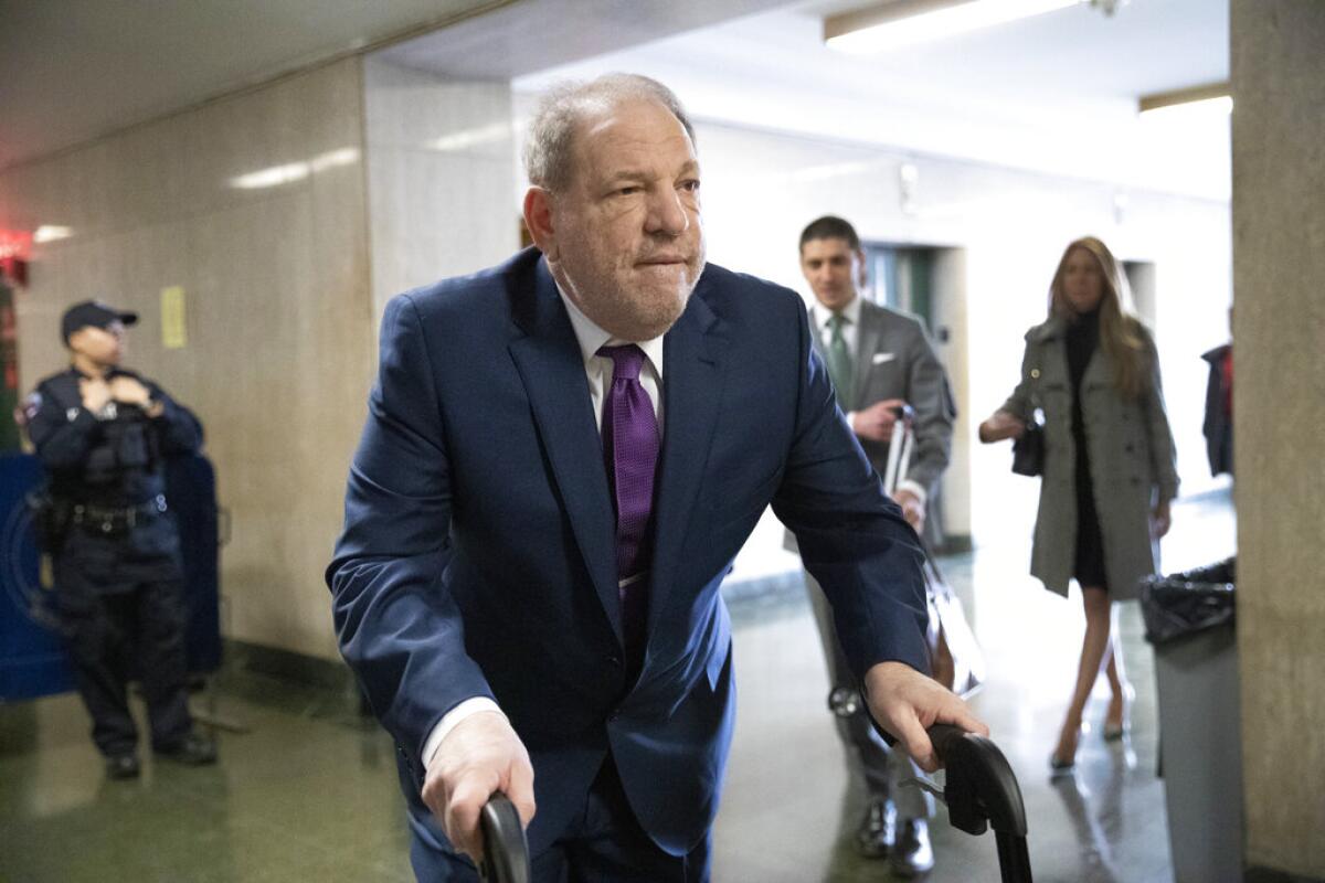 Harvey Weinstein llega a su juicio bajo cargos de violación el lunes 27 de enero del 2020 en Nueva York. (AP Foto/Mark Lennihan)