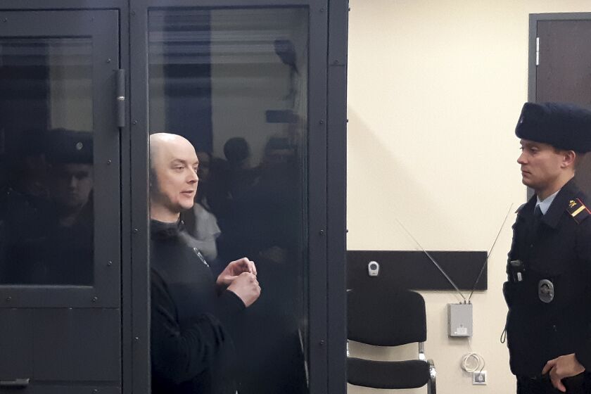 El experiodista ruso Ivan Safronov, al comparecer por videoenlace en un tribunal de Moscú el 7 de diciembre de 2022. Safronov está acusado de traición. (Foto AP/Sergei Fedotov)