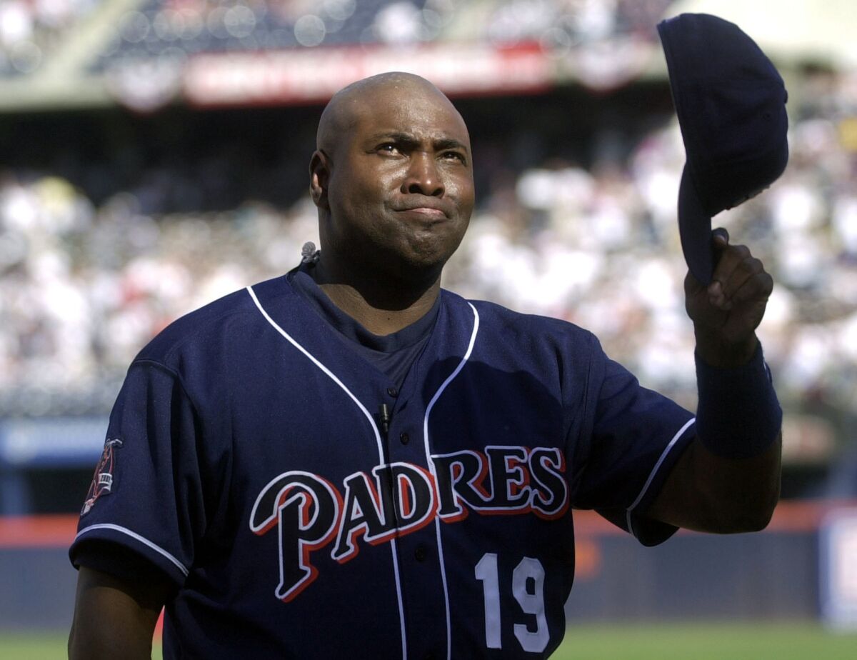 Padres legend Tony Gwynn acknowledges a standing ovation before his final game in 2001.