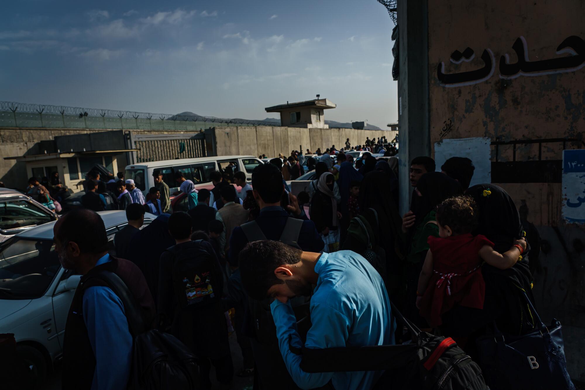 A crowd of Afghans head to the airport