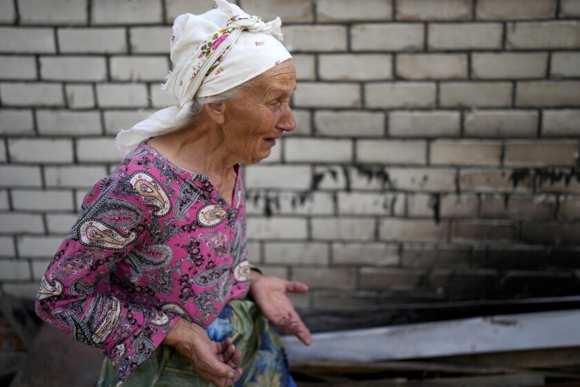 Hanna Sylivon, de 76 años, llora fuera de su casa, destruida por los ataques rusos en Cherníhiv, 