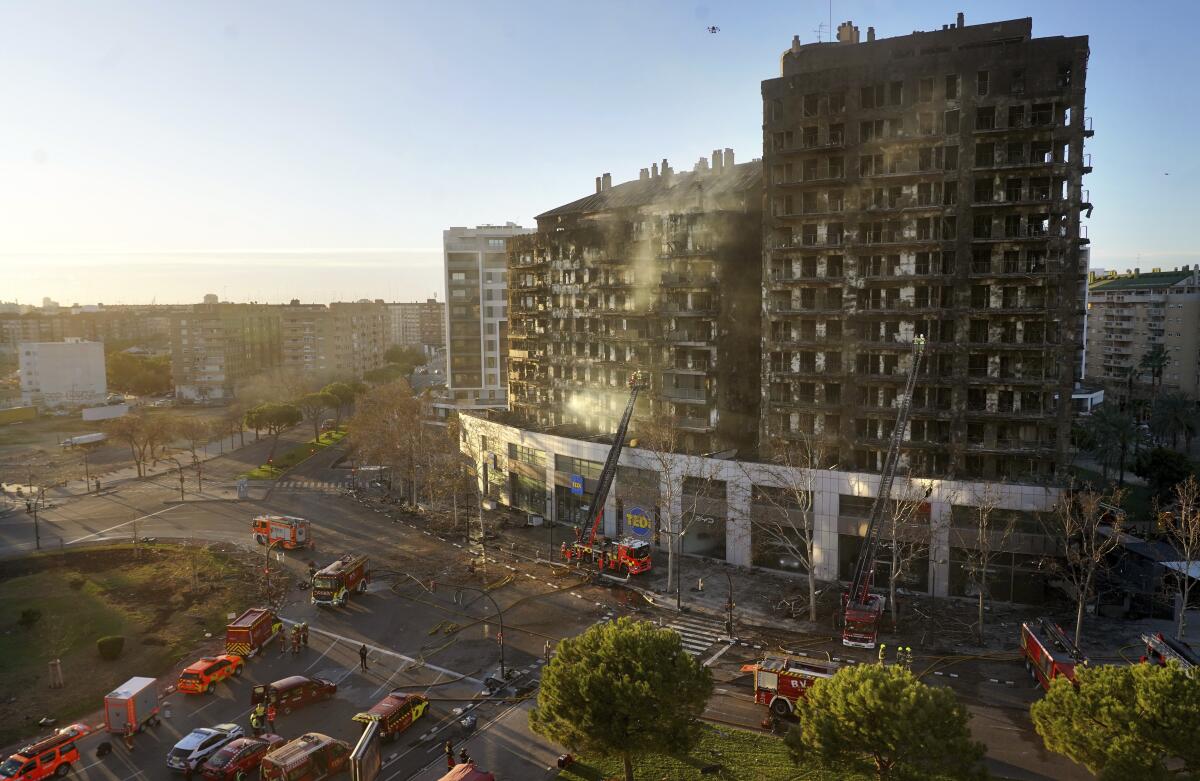 Bomberos trabajan en un edificio residencial incendiado en Valencia, España