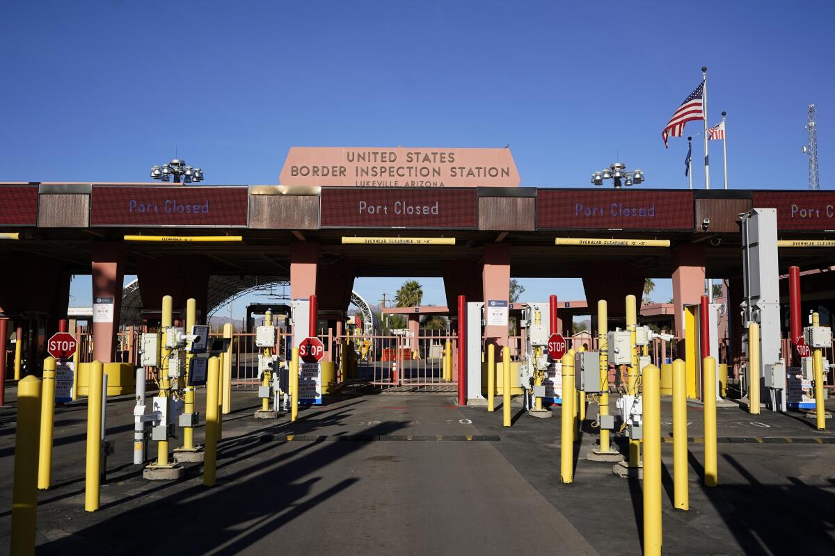 En esta imagen del 15 de diciembre de 2023 se ve un cruce fronterizo cerrado en Lukeville, Arizona. 