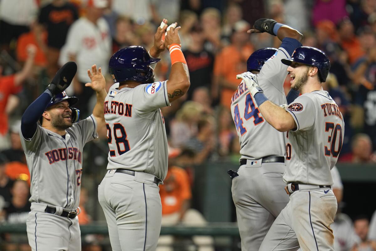 Astros' Jose Altuve hits walk-off HR vs. Yankees, has shirt ripped off