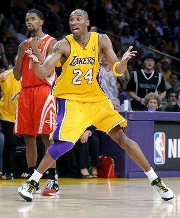 Kobe Bryant questioning official
