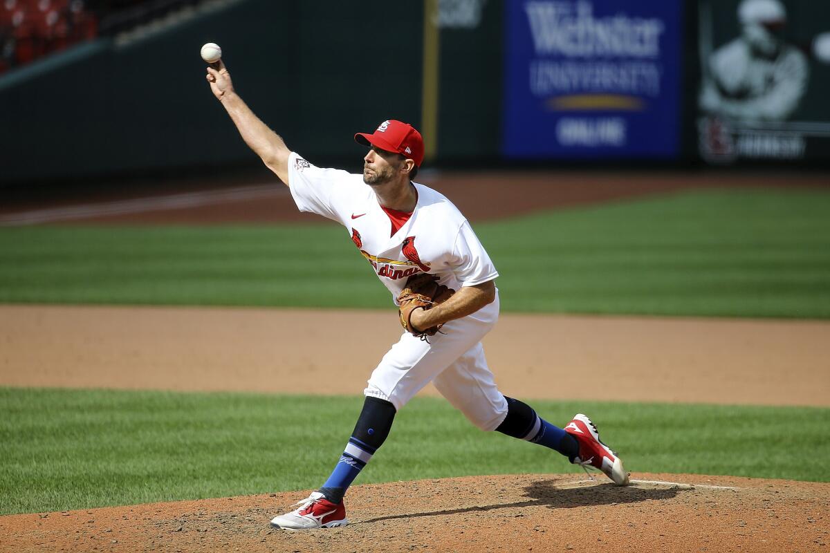 El abridor de los Cardenales de San Luis Adam Wainwright lanza durante la novena entrada 