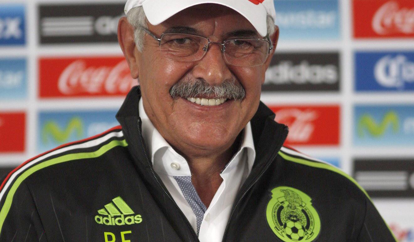Ricardo Ferretti sonríe en su presentación como estratega interino de la selección mexicana de futbol.