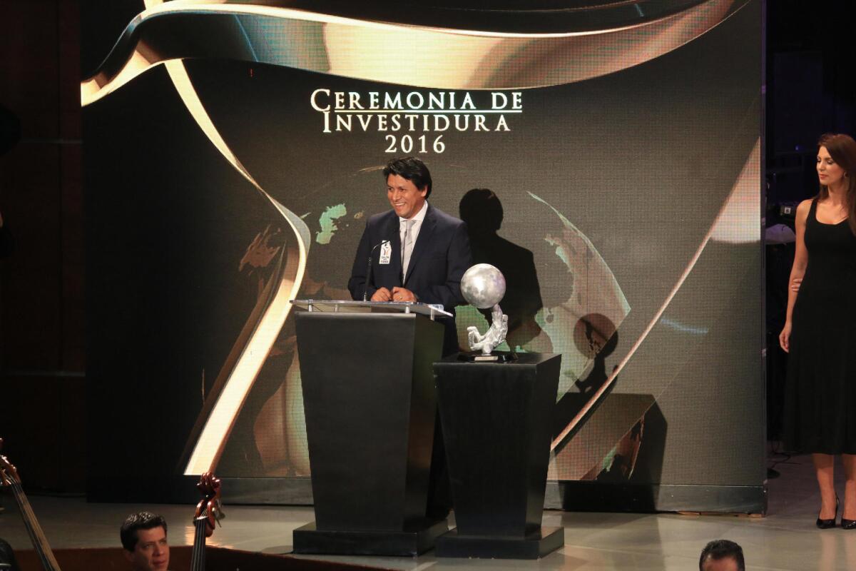 El exfutbolista mexicano Claudio Suárez habla tras su ingreso al Salón de la Fama, en Pachuca (México).