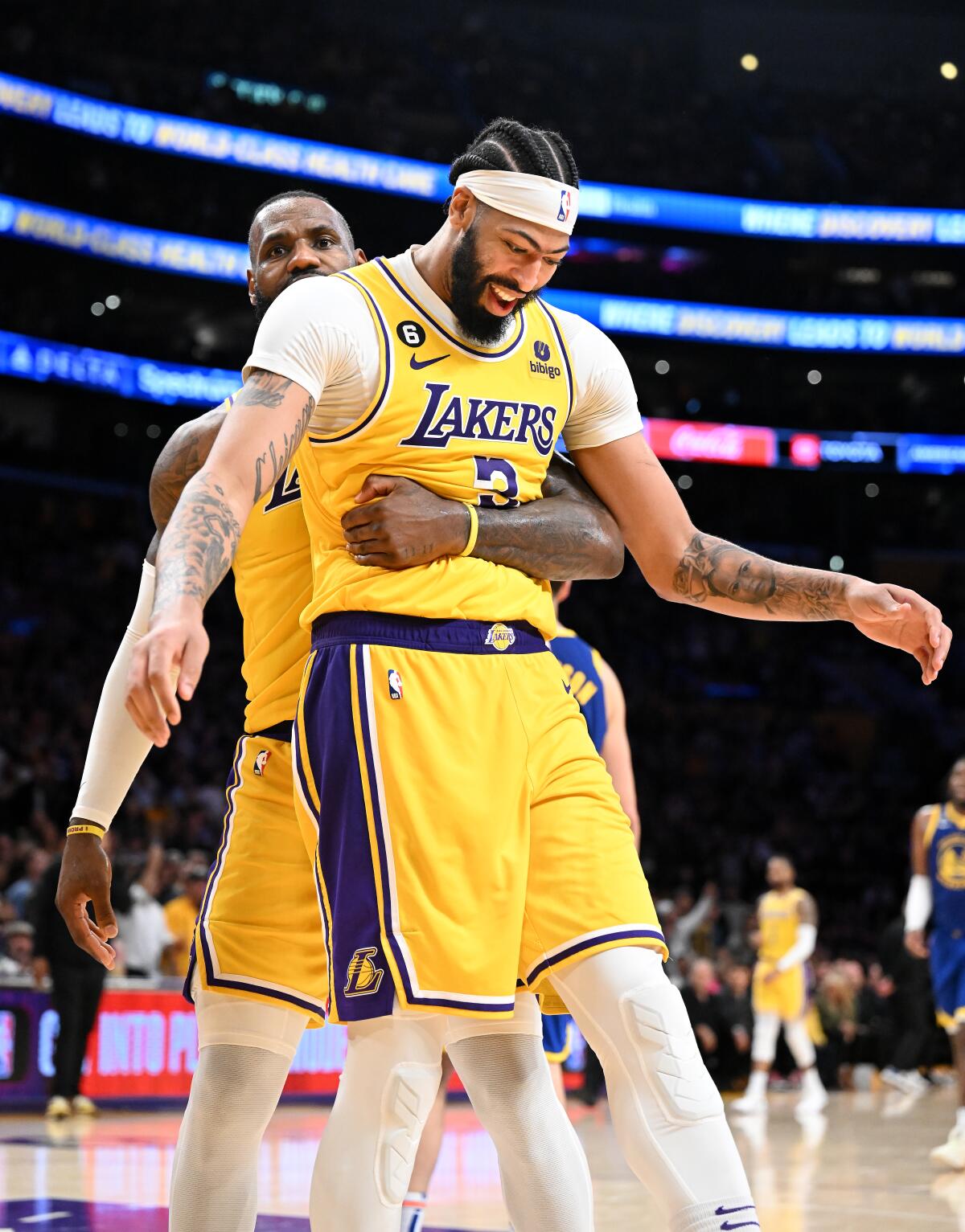 Lakers'ın yıldızı LeBron James, Cuma günü Warriors'a karşı dördüncü çeyrekte Anthony Davis'e sarılıyor.