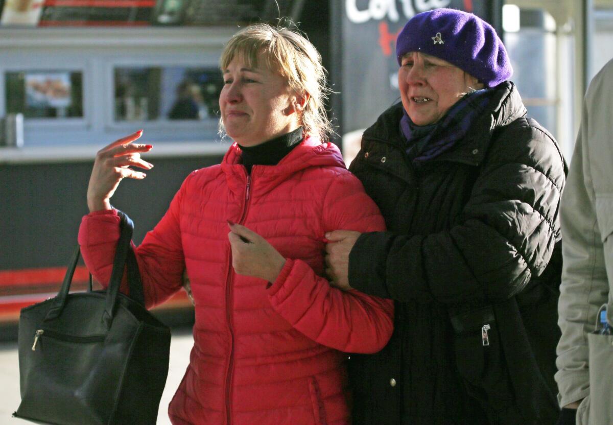 Parientes de pasajeros del avión ruso que se estrelló con 217 pasajeros y siete tripulantes a bordo reaccionan tras reunirse en el aeropuerto Pulkovo de San Petersburgo, Rusia, el sábado 31 de octubre de 2015. (AP Foto/Dmitry Lovetsky)