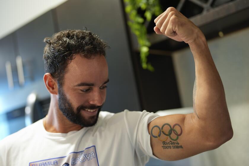 Fernando Dayán Jorge enseña su tatuaje olímpico en su bíceps antes de una sesión de entrenamiento antes de participar en los Juegos Olímpicos de París 2024 el miércoles 26 de junio del 2024. (AP Foto/Rebecca Blackwell)