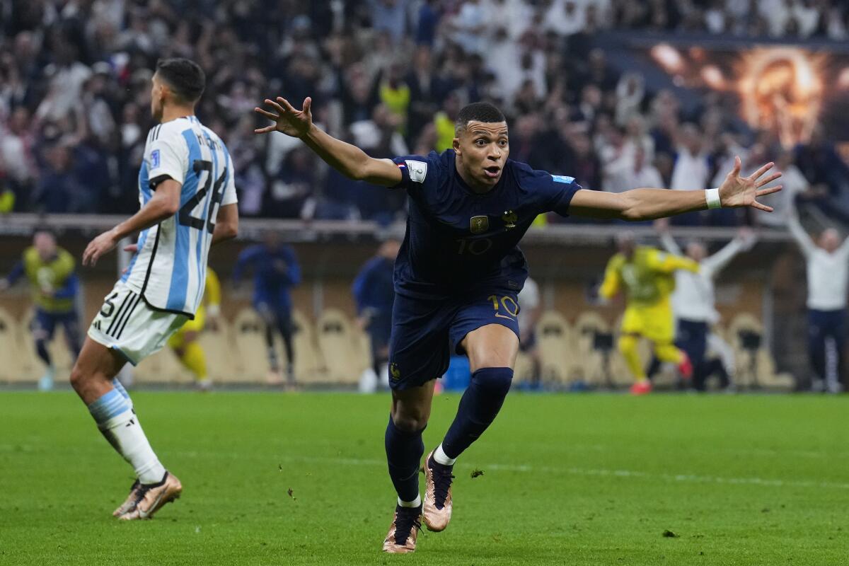 Kylian Mbappé, de Francia, festeja tras empatar la final mundialista ante Argentina,