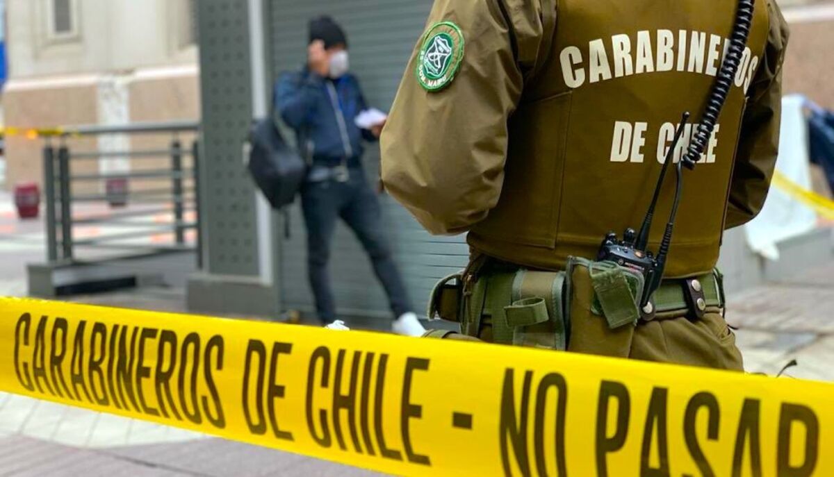 Un oficial chileno en un control de policial.