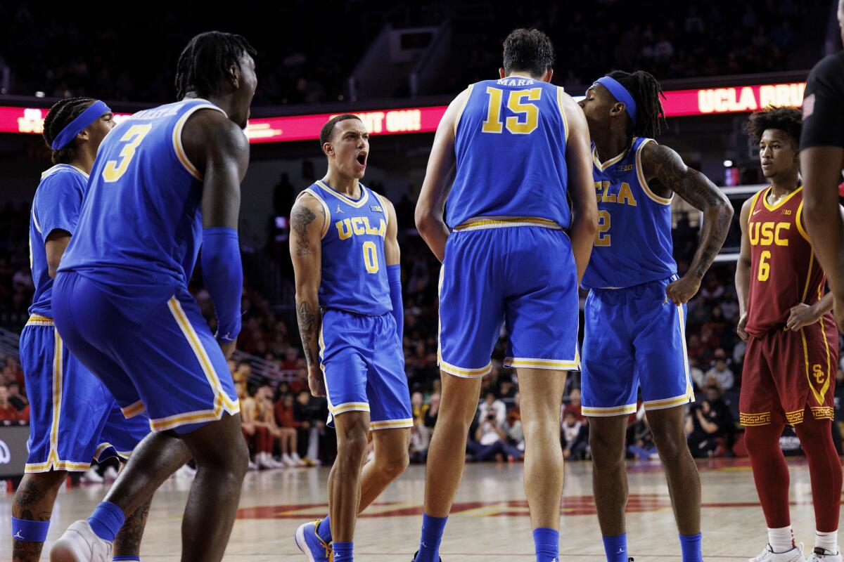 UCLA koruyucusu Kobe Johnson, USC'ye karşı faul çağrısından sonra takım arkadaşlarıyla kutluyor.