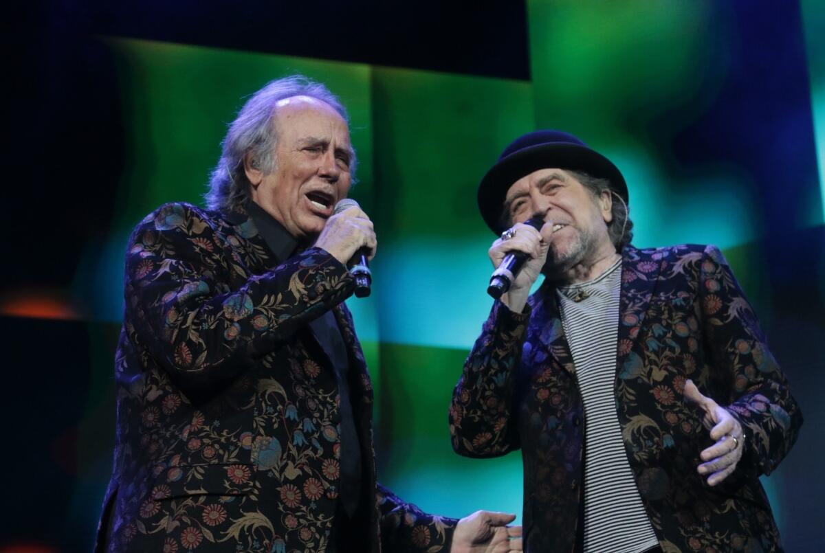 Los cantantes Joan Manuel Serrat (izq.) y Joaquin Sabina en una de sus presentaciones recientes.