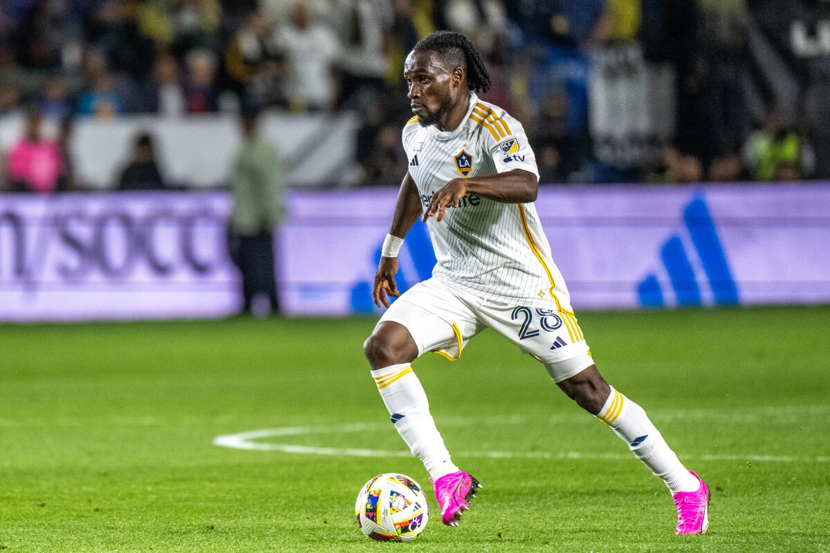 Joseph Paintsil controls the ball during a match between the Galaxy and Inter Miami.