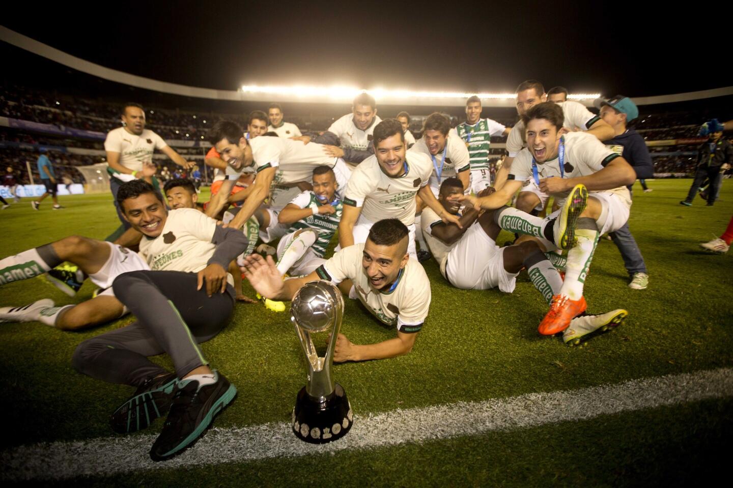 Los jugadores de Santos Laguna celebran tras conquistar el título del Torneo Clausura 2015 del futbol mexicano.