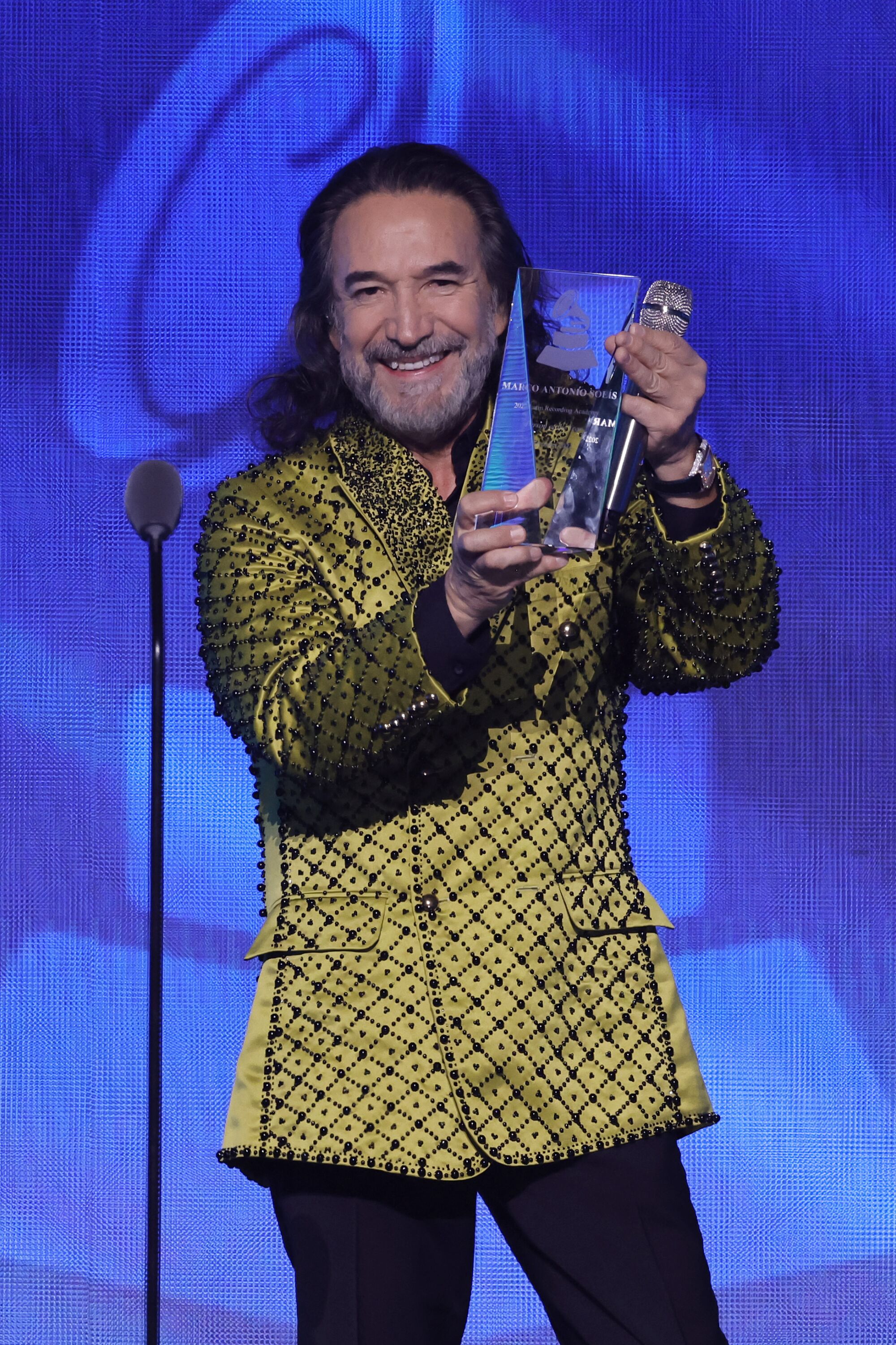 Marco Antonio Solís acepta el premio Persona del Año.