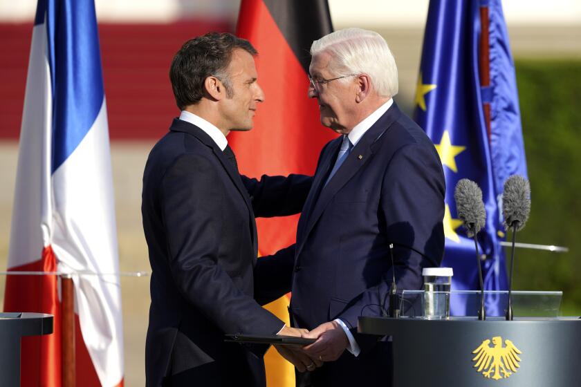 El presidente alemán Frank-Walter Steinmeier, a la derecha, y su homólogo francés Emmanuel Macron, al final de una conferencia de prensa en Bellevue Place, el domingo 26 de mayo de 2024, en Berlín. (AP Foto/Markus Schreiber)
