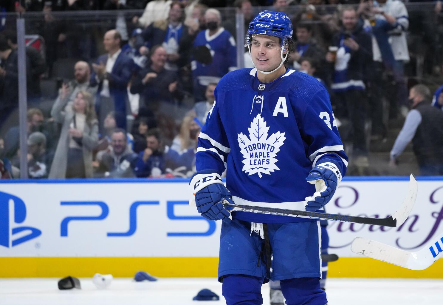 Matthews scores 2 late goals for hat trick, Maple Leafs beat