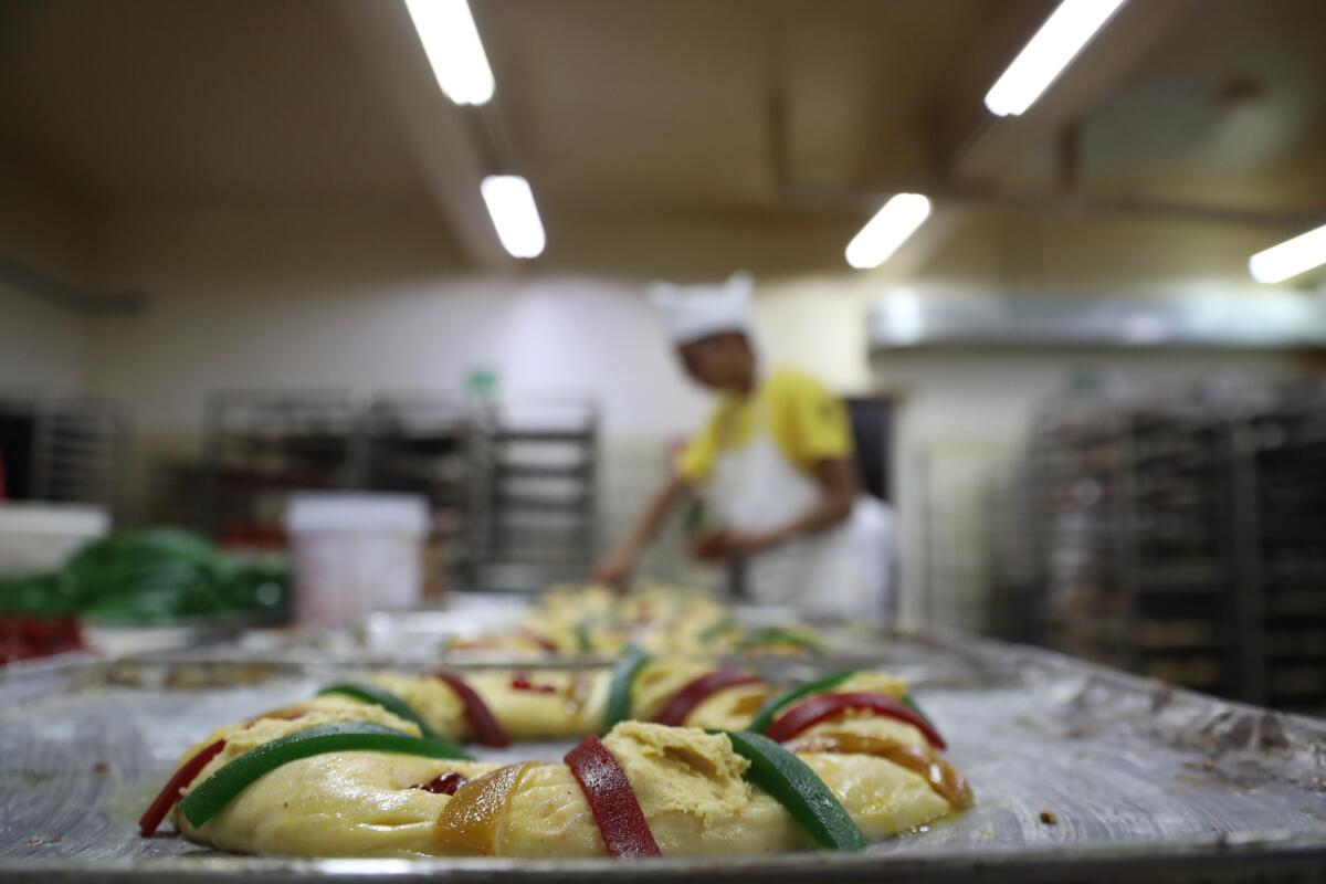 Panaderos mexicanos preservan rosca de reyes tradicional ante las  comerciales - Los Angeles Times