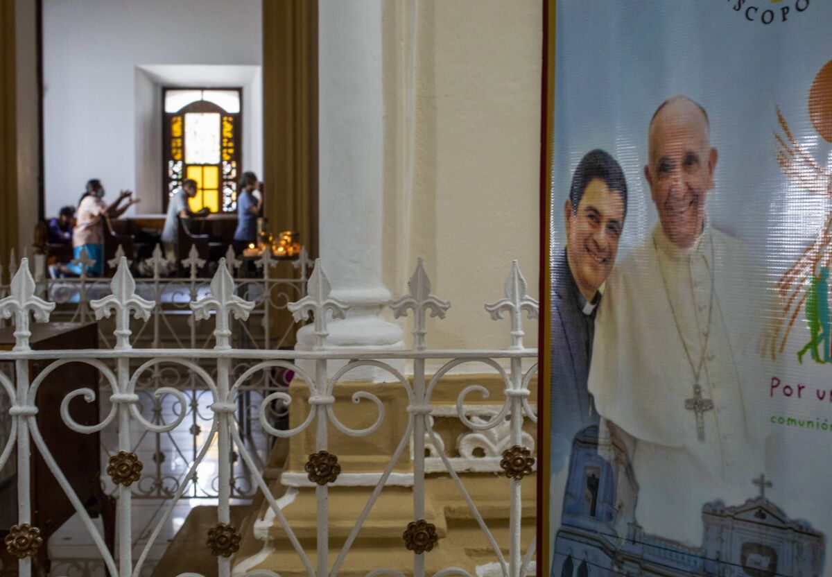 ARCHIVO - Un cartel con el obispo Rolando Álvarez y el papa Francisco cuelga dentro de la Catedral en Matagalpa, Nicaragua
