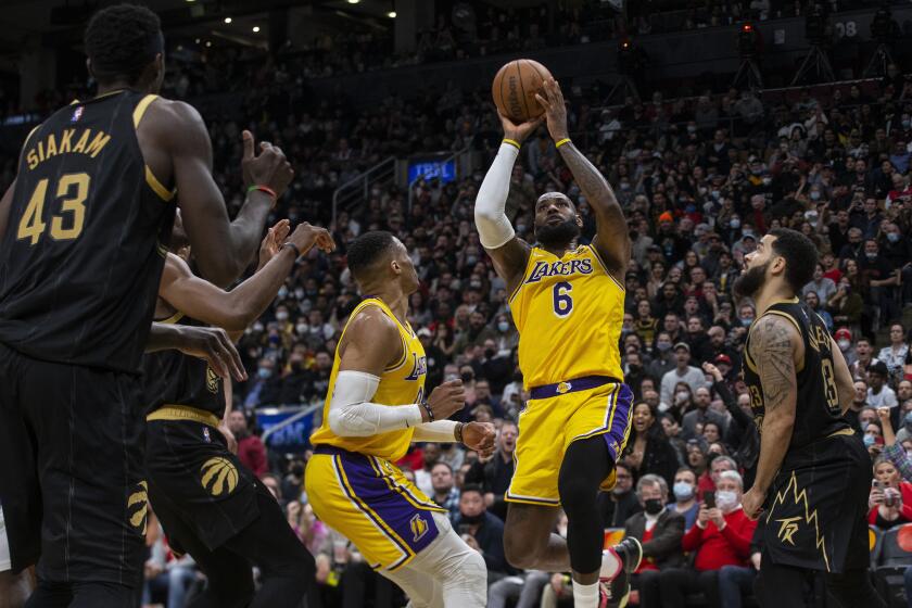 LeBron James (6), de los Lakers de Los Ángeles, anota en contra de los Raptors de Toronto, durante la segunda mitad del juego de la NBA, el viernes 18 de marzo de 2022, en Toronto. (Chris Young/The Canadian Press vía AP)