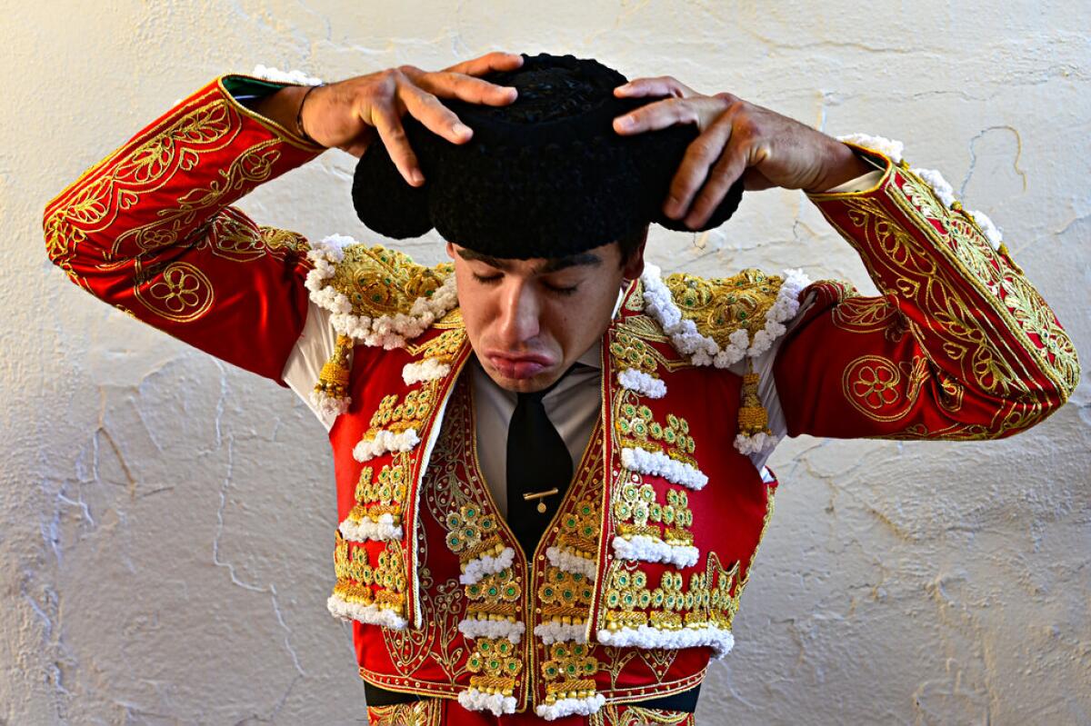 El torero Jesús Colombo ajusta su montera