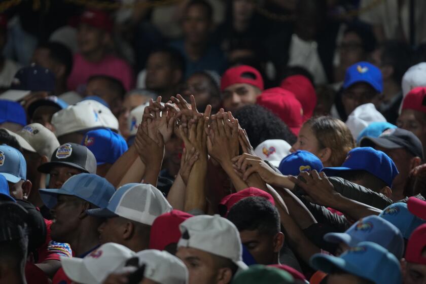 Los partidarios del presidente Nicolás Maduro mientras estaban a la espera de los resultados de las elecciones presidenciales después del cierre de las urnas en Caracas, Venezuela, el domingo 28 de julio de 2024.