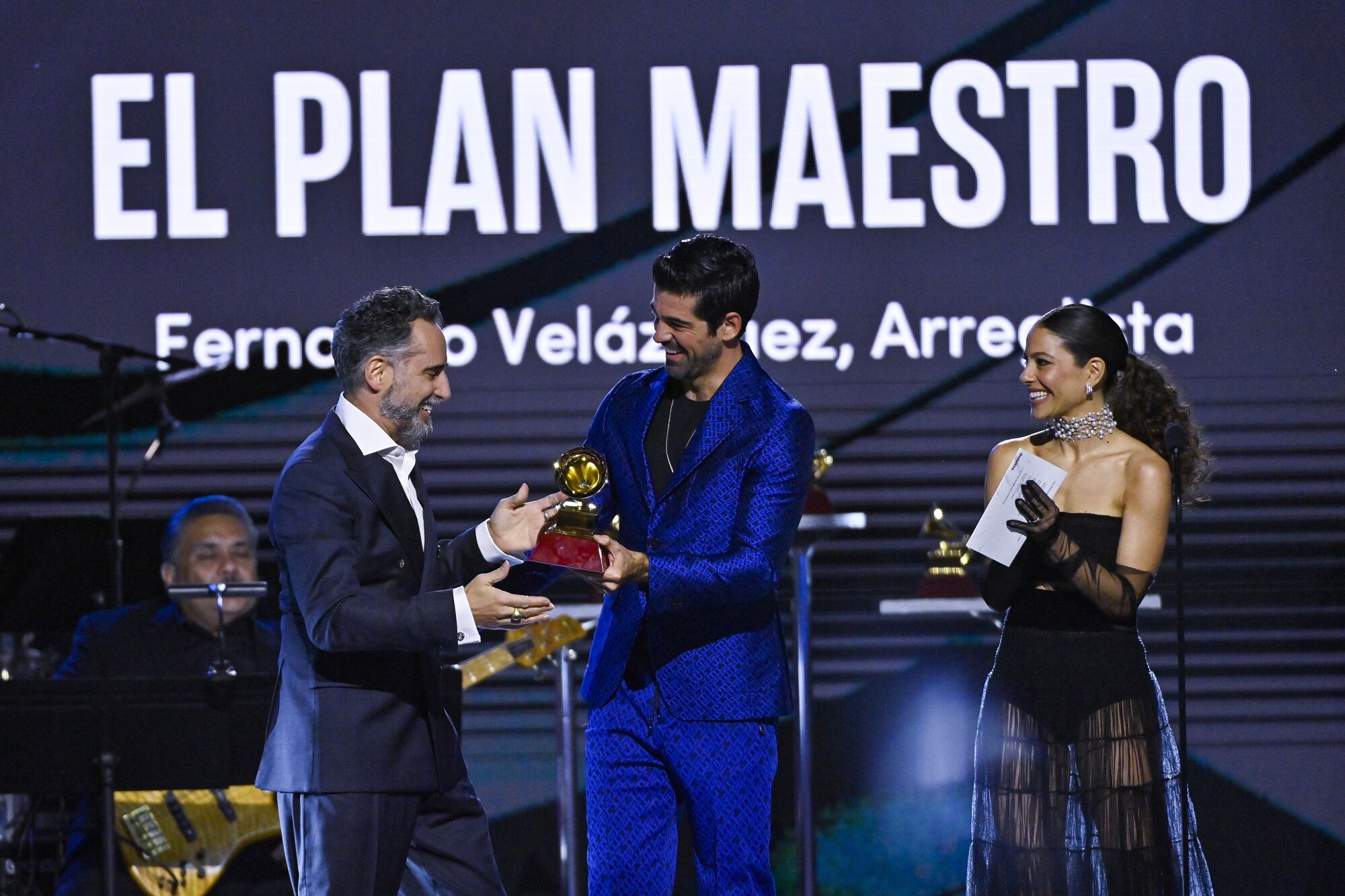 Jorge Drexler acepta el premio al Mejor Arreglo en la ceremonia de la Premiere del Latin Grammy.