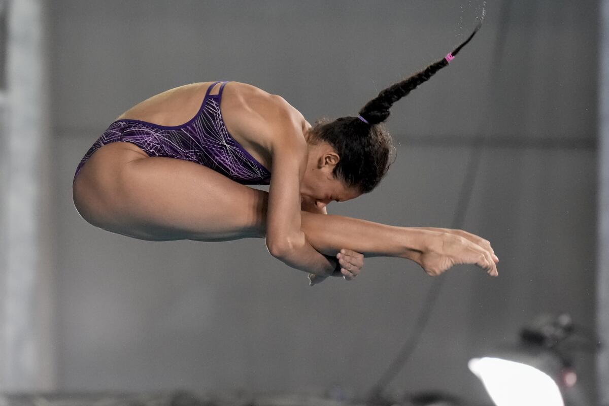 La mexicana Gabriela Agúndez compite en la final de clavados desde la plataforma de 10 metros en los Juegos Panamericanos de Santiago, Chile, el sábado 21 de octubre de 2023. Agúndez conquistó la medalla de oro. (AP Foto/Eduardo Verdugo)