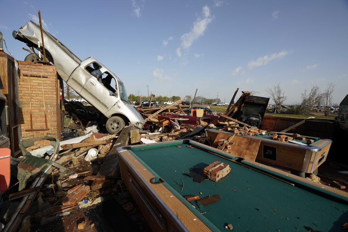 Una camioneta pickup sobre la hielera del restaurante Chuck's Dairy Cafe tras el paso de un tornado