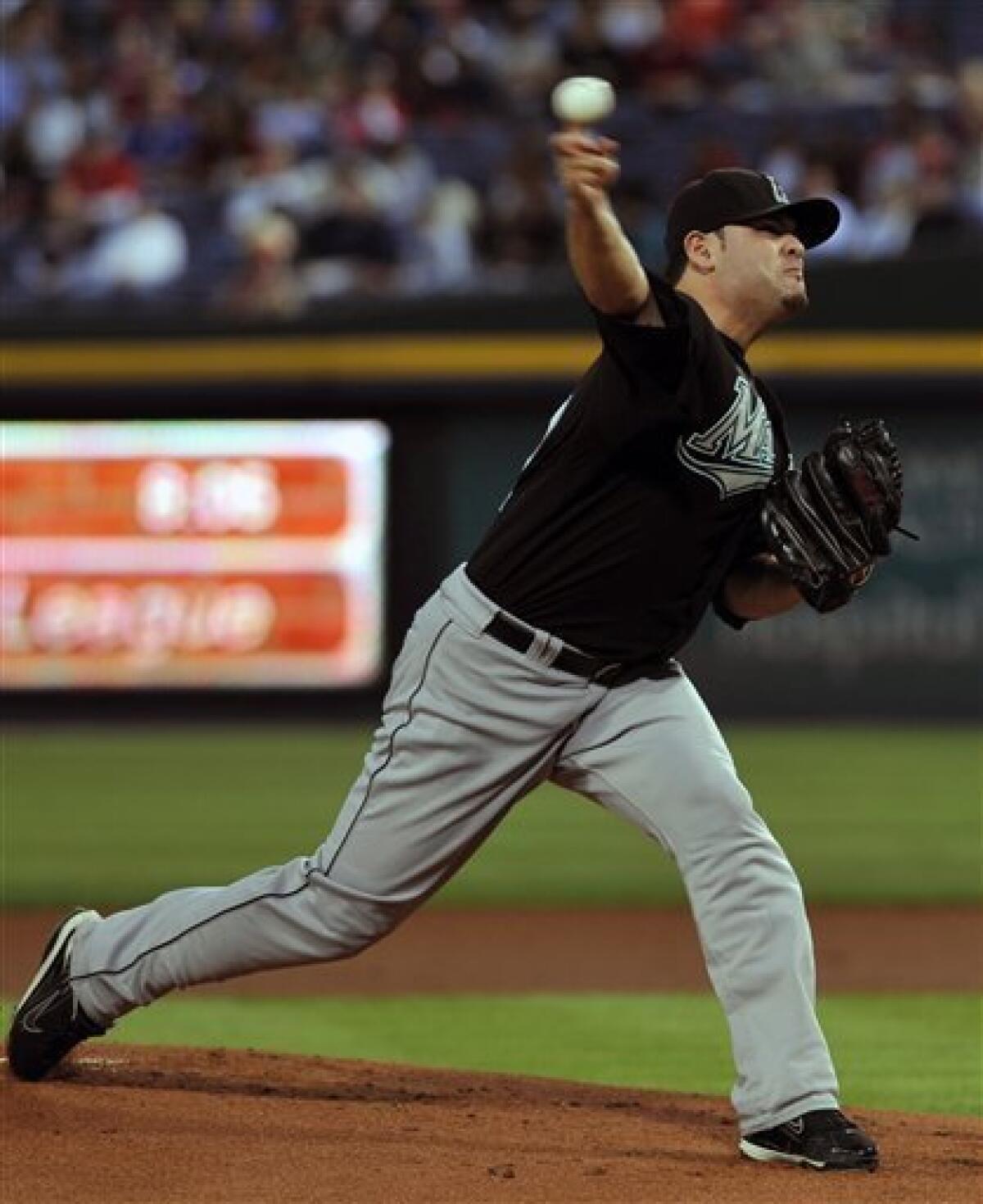 New York Mets' Sid Fernandez practices his pitching as veteran