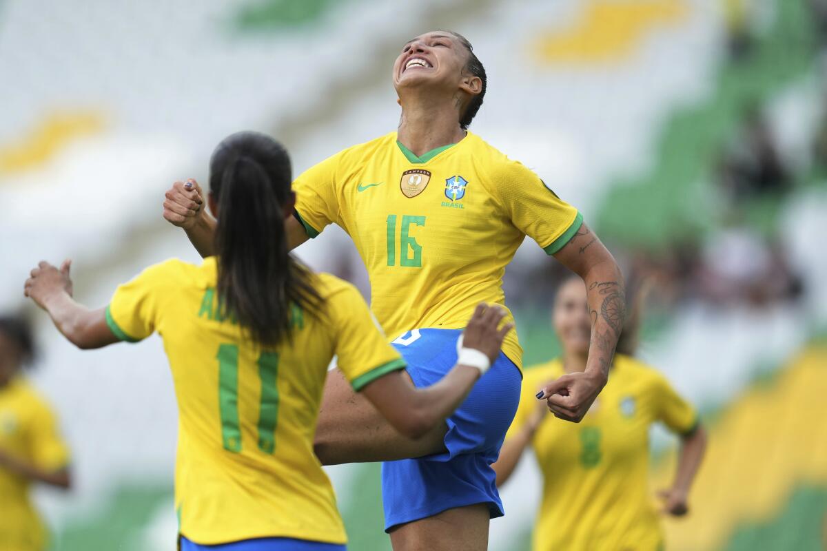 La brasileña Bia Zaneratto (16) celebra tras anotar un tanto en el partido contra Venezuela