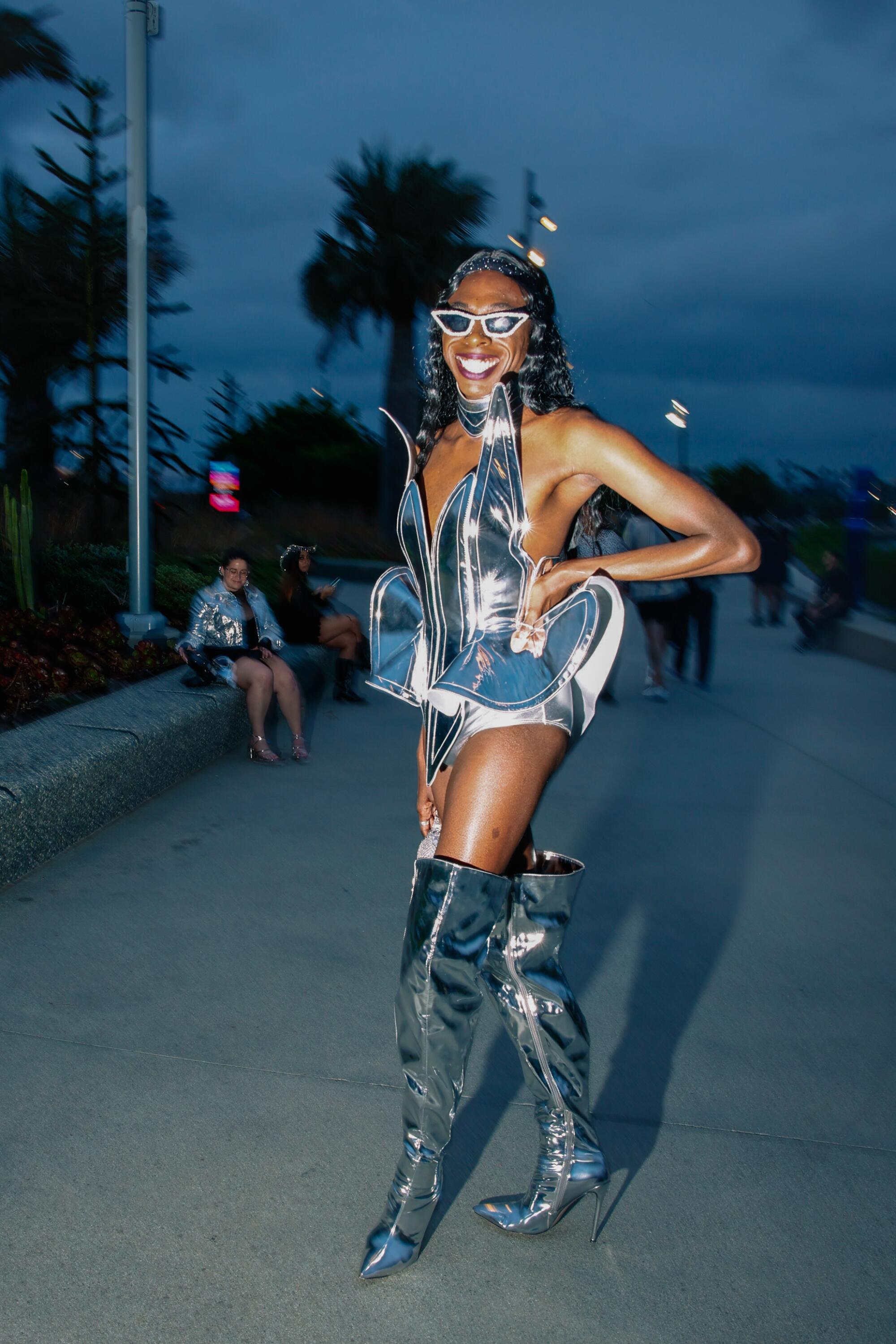 silver dress for beyonce concert Chrome for Beyonce: Houstonians dress in silver for Renaissance Tour