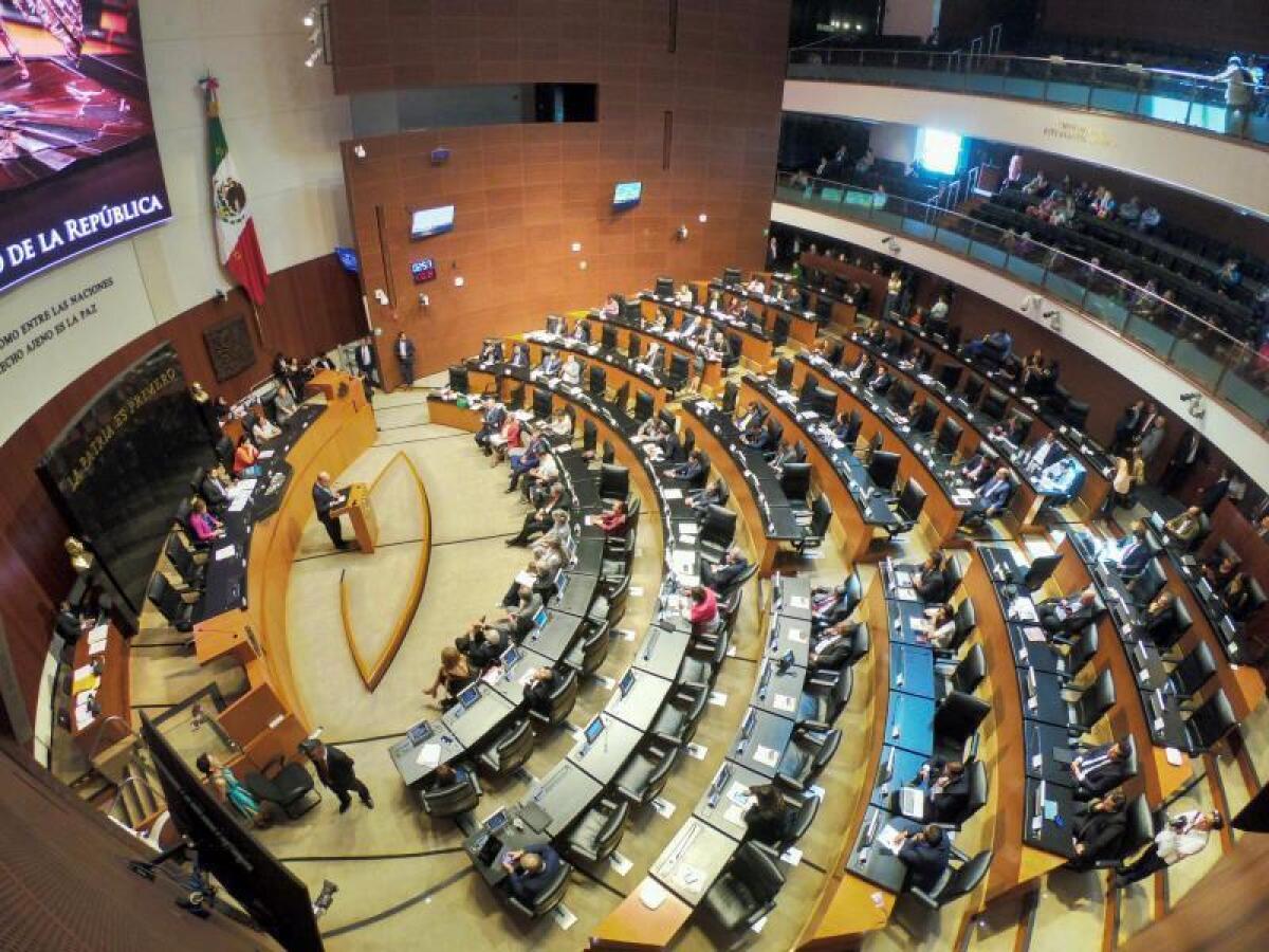 Vista general que muestra a senadores mexicanos durante el primer día del periodo extraordinario de sesiones en el Senado de la República en Ciudad de México (México). EFE/Madla Hartz