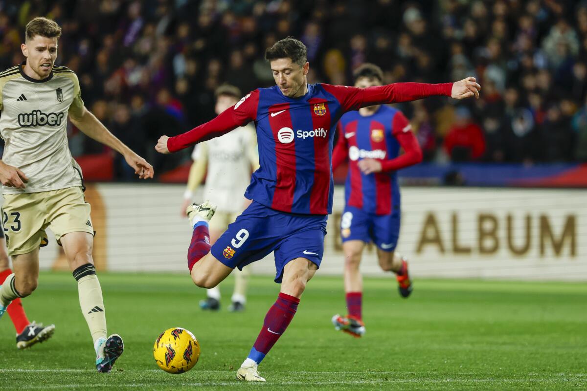 Robert Lewandowski del Barcelona anota en el segundo gol de su equipo en el empate