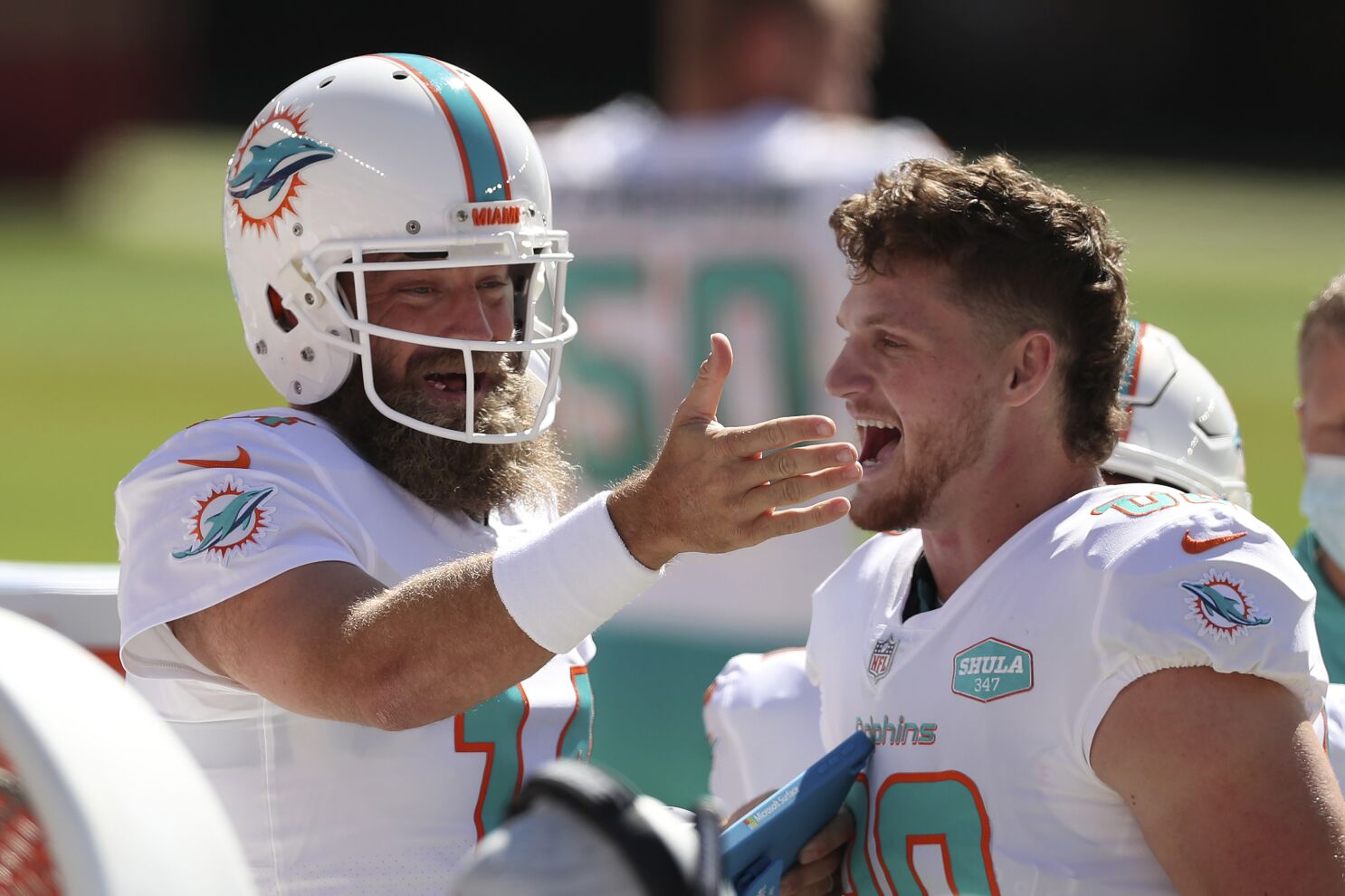 Dolphins' Mike Gesicki catches two touchdowns, suffers arm injury