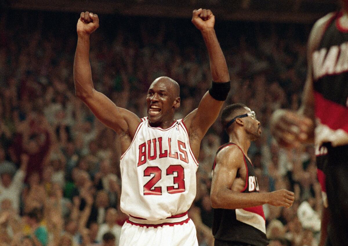ARCHIVO - En esta foto del 14 de junio de 1992, Michael Jordan celebra la victoria de sus Bulls de Chicago ante los Trail Blazers de Portland en la serie final de la NBA. (AP Foto/John Swart, archivo)