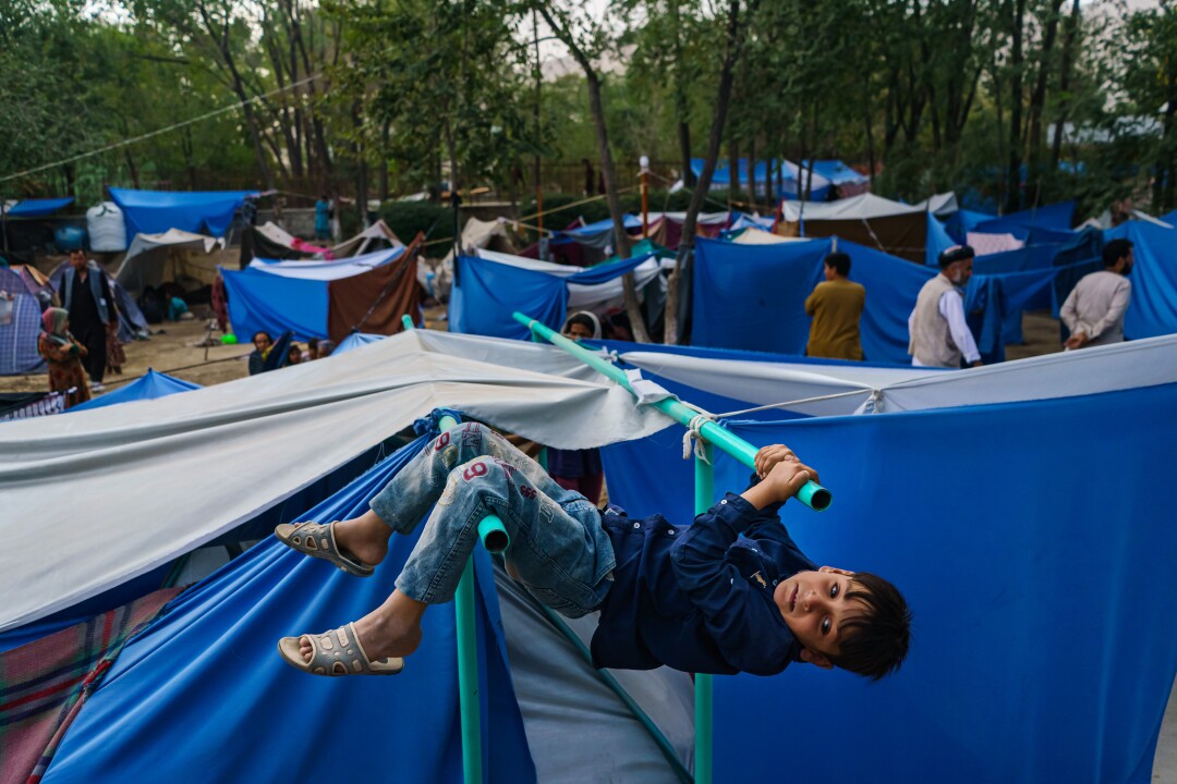 Des enfants afghans jouent dans le camp de fortune.