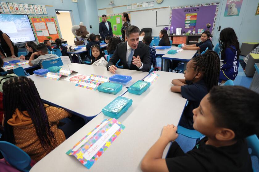 Los Angeles, CA - August 14: Lenicia B. Weemes Elementary School on Monday, Aug. 14, 2023 in Los Angeles, CA. LAUSD Supt. Alberto Carvalho sits with third grade students as he visits classrooms at Lenicia B. Weemes Elementary School on the first day of classes for LAUSD students. (Al Seib / For The Times)
