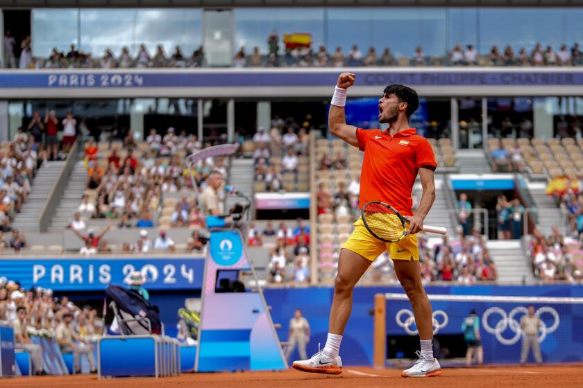 El español Carlos Alcaraz celebra un punto en su victoria ante el estadounidense Tommy Paul en los cuartos de final del tenis de los Juegos Olímpicos de París, el jueves 1 de agosto de 2024. (AP Foto/Manu Fernández)