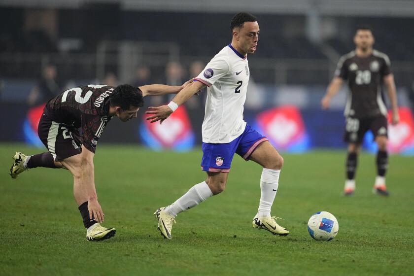 El defensa de los Estados Unidos, Sergio Dest supera al atacante de México, Hirving Lozano durante la primera mitad de la final de la Liga de Naciones de CONCACAF, el domingo 24 de marzo de 2024, en Arlington, Texas. (AP Foto/Tony Gutierrez )