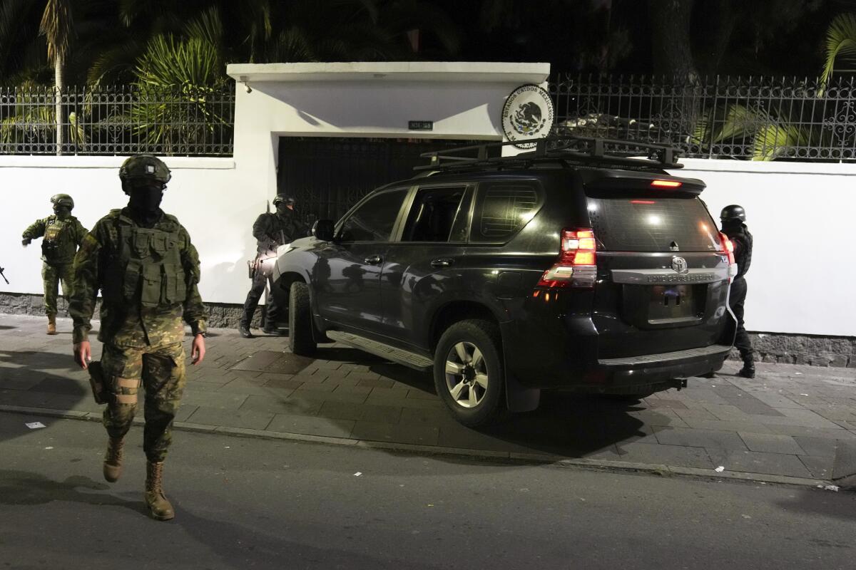 La policía ecuatoriana intenta entrar por la fuerza en la embajada de México en Quito, Ecuador, 