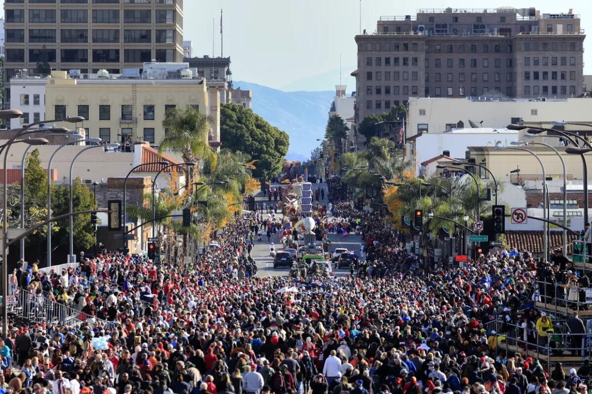 El colorido del Desfile de las Rosas atrae a miles de personasvisitantes.