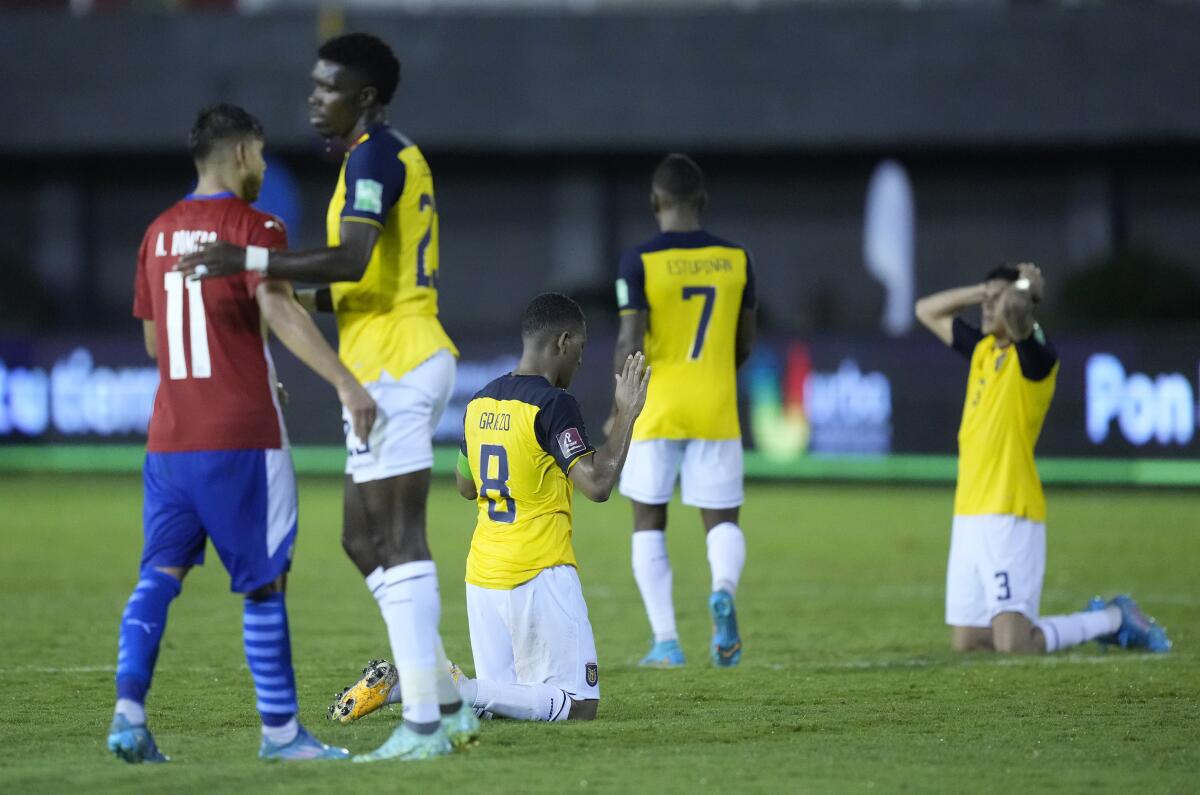 Los jugadores de Ecuador rezan tras la derrota 3-1 ante Paraguay en las eliminatorias del Mundial