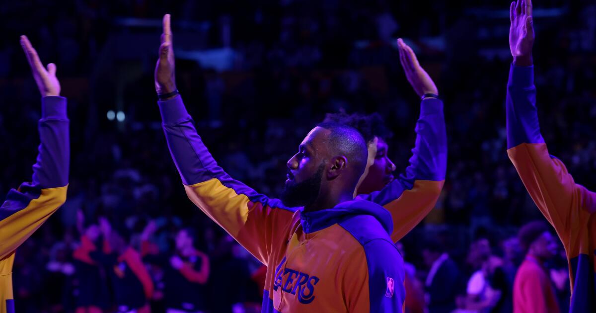 Lakers'ın Hornets'a karşı bu geceki maçı Los Angeles'taki orman yangını nedeniyle ertelendi