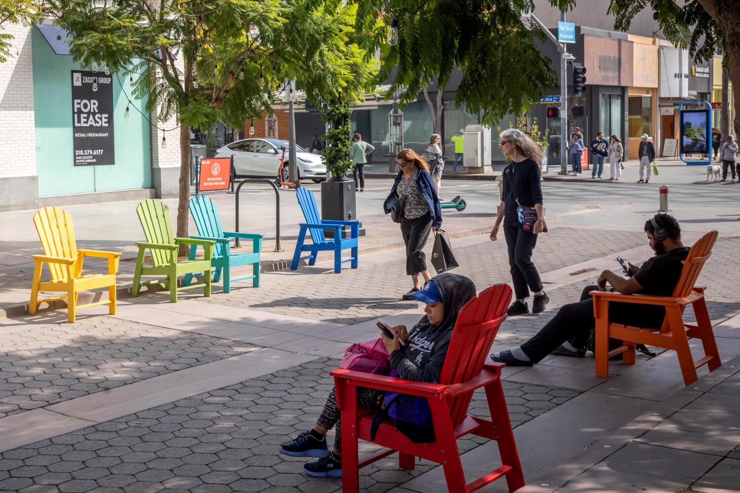 October 27, 2025 Santa Monica, CA Many retail spaces on the Third Street Promenade in Santa Monica are shuttered as the city faces funding shortages. David Butow/for the Times